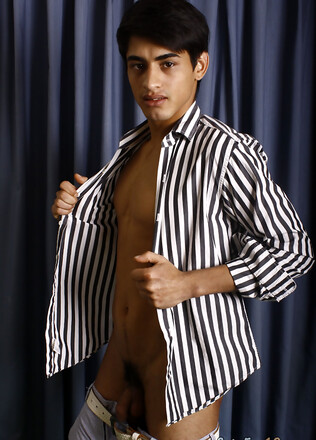 Fresh-faced gay boy charming the cam