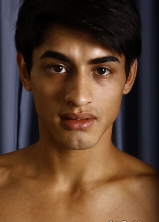 Fresh-faced gay boy charming the cam
