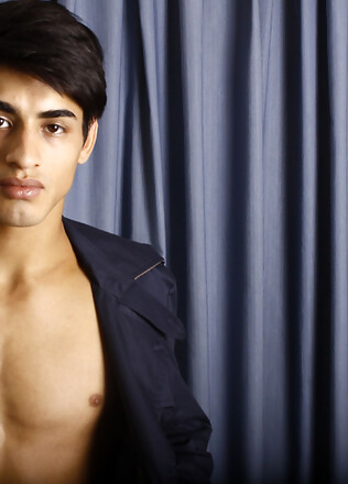 Fresh-faced gay boy charming the cam