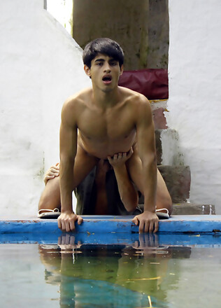 Old cop rims a naked twink outdoors