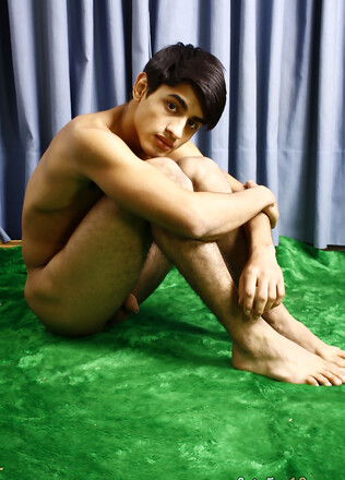 Puffy-lipped hunk in solo studio shoots