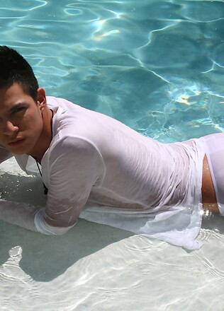 Latin boy Rio Rojo masturbates in the pool.