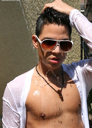 Latin boy Rio Rojo masturbates in the pool.