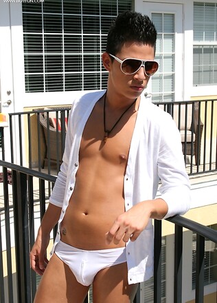Latin boy Rio Rojo masturbates in the pool.
